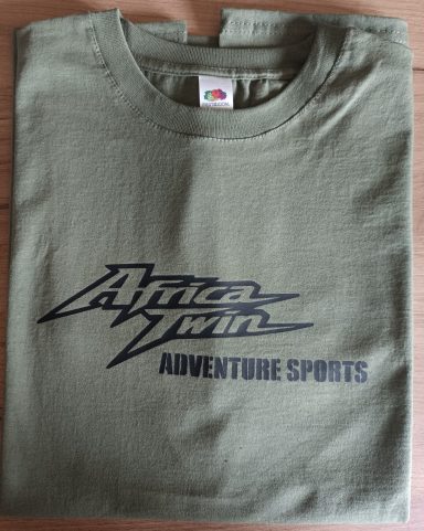 T-Shirt Honda XRV750 olivgrünes T-Shirt mit dem Aufdruck "Africa Twin Adventure Sports" in Schwarz.