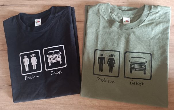 T-Shirt Land Rover Problem Gelöst Zwei T-Shirts in Schwarz und Olive mit grafischen Symbolen für Männer, Frauen und Autos.