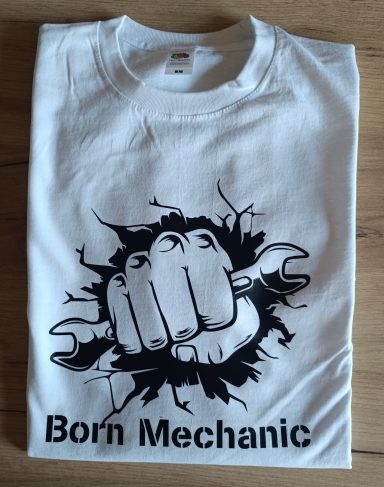 T-Shirt Born Mechanic Weißes T-Shirt mit einem Faustdesign und dem Text „Born Mechanic“.