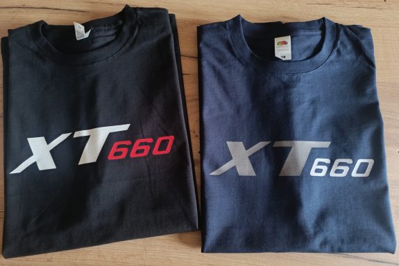 T-Shirt Yamaha XT660 Zwei T-Shirts in schwarz und dunkelblau mit "XT 660"-Logo.