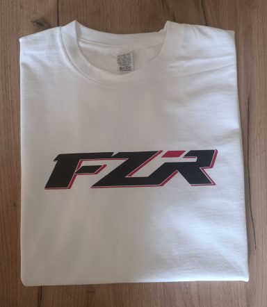 T-Shirt Yamaha FZR Weißes T-Shirt mit schwarzem FZR-Logo und roten Akzenten.