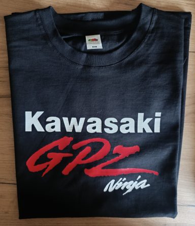 T-Shirt Kawasaki GPZ 900R Schwarzes T-Shirt mit Aufdruck "Kawasaki GPZ Ninja" in Weiß und Rot.