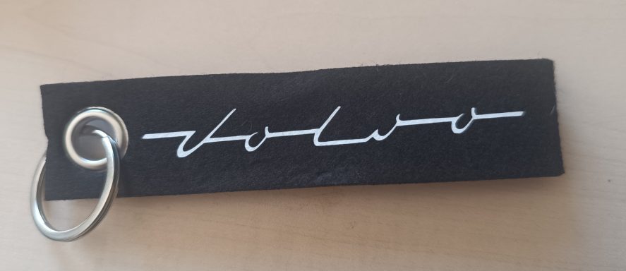 Schlüsselanhänger Volvo Schlüsselanhänger mit dem Schriftzug "volvo" in weiß auf schwarzem Hintergrund.