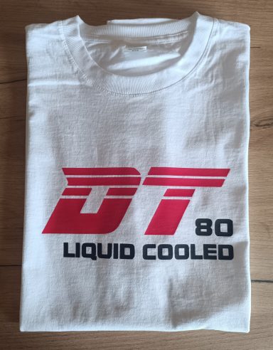 T-Shirt Yamaha DT80 LC Weißes T-Shirt mit rotem und schwarzem "DT 80 LIQUID COOLED" Aufdruck.