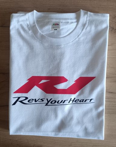 T-Shirt Yamaha YZF R1 Weiße T-Shirt mit rotem "R1" Logo und "Revs Your Heart" Schriftzug.