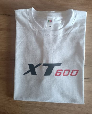 T-Shirt Yamaha XT 600 Weißes T-Shirt mit schwarzem "XT" und rotem "600" Logo.