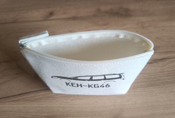 Utensilientasche fürs Handschuhfach oder Ablage weiße Tasche mit geöffneten Reißverschluss