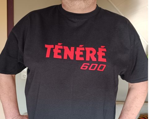 T-Shirt Yamaha XT 600 Tenere Person trägt ein schwarzes T-Shirt mit dem Schriftzug "TÉNÉRÉ 600" in Rot.