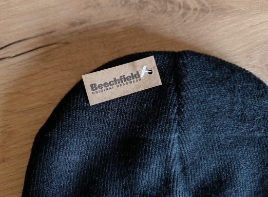 Beanie Beechfield Schwarze Kopfbedeckung mit einem Etikett von "Beechfield".
