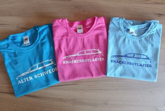 Kids T-Shirts Drei T-Shirts in Türkis, Pink und Hellblau mit einem Auto-Design und dem Schriftzug.