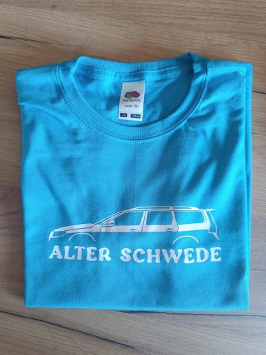 Volvo V70III Kids Alter Schwede Türkises T-Shirt mit dem Aufdruck "ALTER SCHWEDE" und einem Fahrzeugsilhouette.