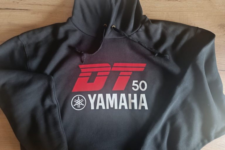 unsere Hoodies Schwarze Kapuzenjacke mit rotem DT 50 Yamaha Logo auf der Vorderseite.