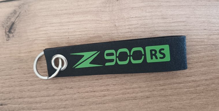 Schlüsselanhänger Z900 RS Schlüsselanhänger mit grüner Beschriftung "Z 900 RS" auf schwarzem Hintergrund.