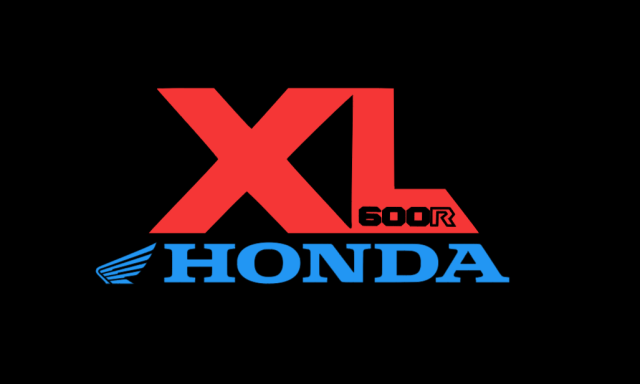 T-Shirt Honda XL600R Logo der Honda XL 600 R mit rotem und blauem Schriftzug auf schwarzem Hintergrund.