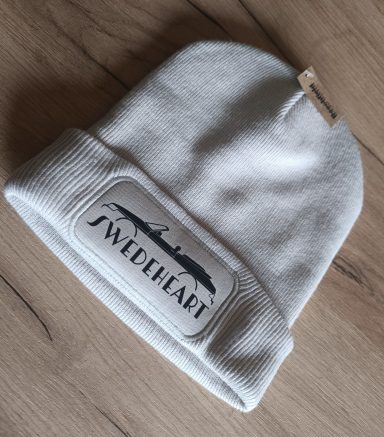 Beanie Saab 900 Swedeheart Beanie mit Saab 900 Cabrio und Swedeheart Aufdruck