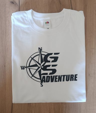 T-Shirt BMW GS Adventure 1200 / 1250 Weißes Shirt mit Kompass und dem Schriftzug „GS ADVENTURE“.