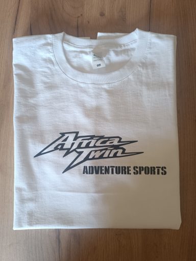 T-Shirt Honda Africa Twin XRV750 Weißes T-Shirt mit dem Aufdruck "Africa Twin Adventure Sports".