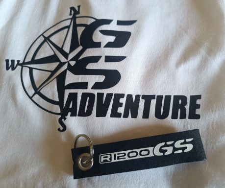 T-Shirt BMW GS 1200 / 1250 Logo mit Kompass und Text "GS ADVENTURE", daneben ein schwarzer Schlüsselanhänger mit "R1200GS".