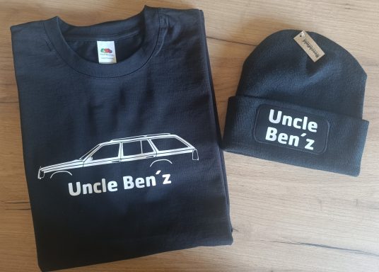 T-Shirt Uncle Ben´z Schwarzes T-Shirt und Mütze mit dem Aufdruck "Uncle Ben'z" und einer Mercedes W124-Silhouette.