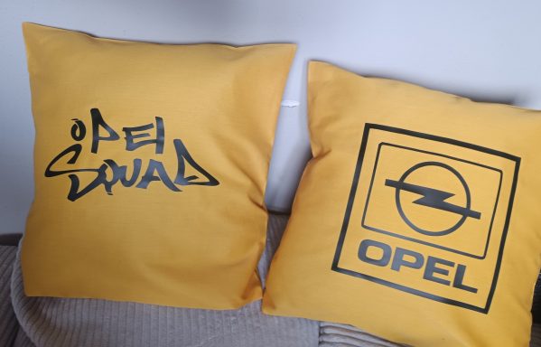 Kissenbezug Opel Squad Zwei gelbe Kissen, eines mit „Opel SQUAD“, das andere mit dem Opel-Logo.