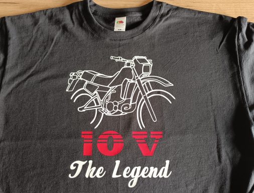 T-Shirt Yamaha DT125 LC 10V Schwarzes T-Shirt mit einem Motorrad-Motiv und dem Text "1OV The Legend".