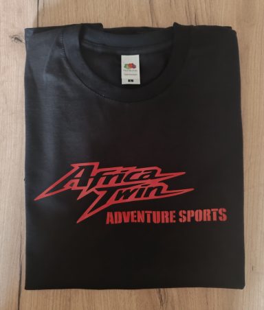 T-Shirt Honda XRV750 Africa Twin Schwarzes T-Shirt mit rotem Aufdruck "Africa Twin Adventure Sports".