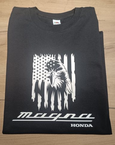 T-Shirt Honda Magna Schwarzes T-Shirt mit einer stilisierten amerikanischen Flagge und dem Honda-Logo.
