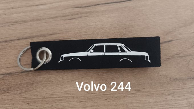 Schlüsselanhänger Volvo 244 Schlüsselanhänger mit silberner Volvo 244 Silhouette auf schwarzem Hintergrund.
