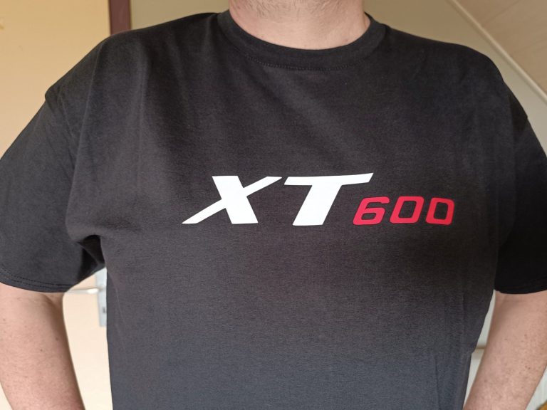 unsere Motorrad-Shirts Schwarzes T-Shirt mit dem Aufdruck "XT 600" in weiß und rot.