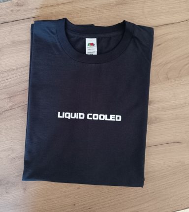 T-Shirt Liquid Cooled Schwarzes T-Shirt mit dem Aufdruck "LIQUID COOLED" in weißen Buchstaben.