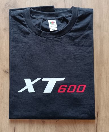 T-Shirt Yamaha XT 600 Schwarzes T-Shirt mit dem Logo „XT600“ in weiß und rot.