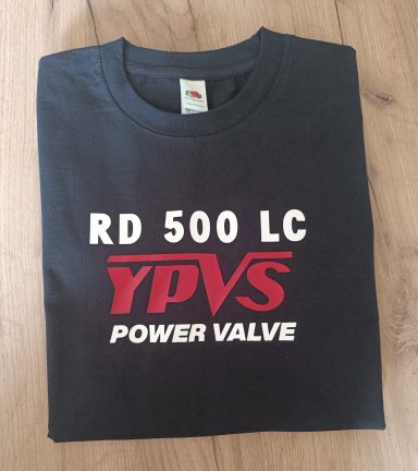 T-Shirt Yamaha RD 500 YPVS Schwarzes T-Shirt mit dem Aufdruck „RD 500 LC YPVS POWER VALVE“ in Weiß und Rot.