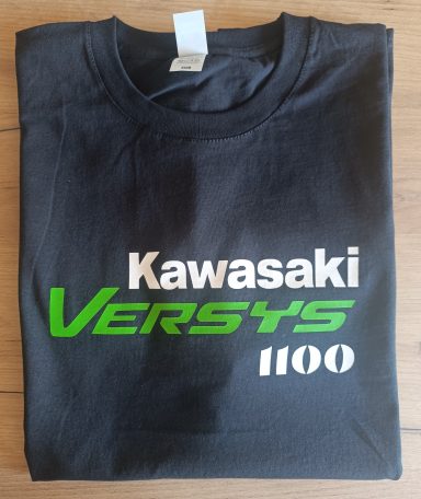 T-Shirt Kawasaki Versys 1100 Schwarzes T-Shirt mit dem Aufdruck "Kawasaki Versys 1100" in grüner und weißer Schrift.