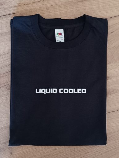 T-Shirt Liquid Cooled "Edition" Schwarzes T-Shirt mit dem Aufdruck "LIQUID COOLED" in weißen Buchstaben.