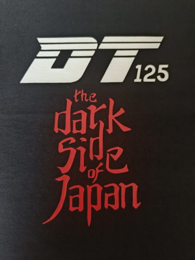 T-Shirt Yamaha DT125 Dark Side Auf schwarzem Hintergrund steht "DT 125" und darunter "the dark side of Japan" in roter Schrift.