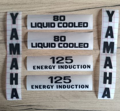 Aufkleber Yamaha DT schwarz Aufkleber mit den Aufschriften "Yamaha", "80 Liquid Cooled" und "125 Energy Induction".