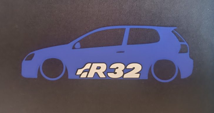 T-Shirt VW Golf R32 Blauer VW Golf 5 mit der Aufschrift „R32“ an der Seite.
