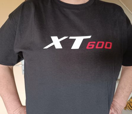 T-Shirt Yamaha XT 600 Schwarzes T-Shirt mit dem Aufdruck "XT 600" in weiß und rot.