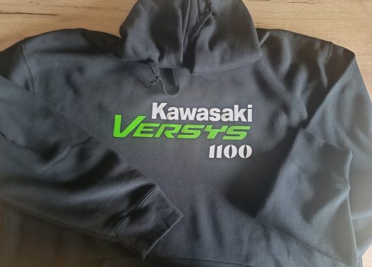 Hoodie Kawasaki Versys schwarzer Hoodie mit Kawasaki Versys 1100 Aufdruck
