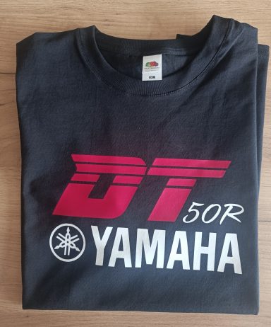 T-Shirt Yamaha DT50 R Schwarzes T-Shirt mit dem Aufdruck "DT 50R YAMAHA" in roten und weißen Buchstaben.