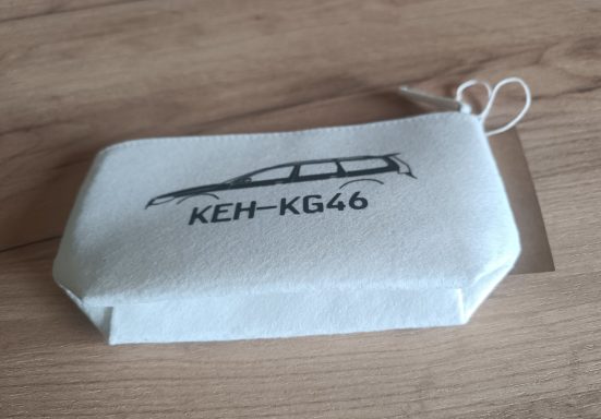 Utensilientasche fürs Handschuhfach oder Ablage Stiftetui in weiß mit schwarz bedrucktem Auto und aufgedruckten Kennzeichen