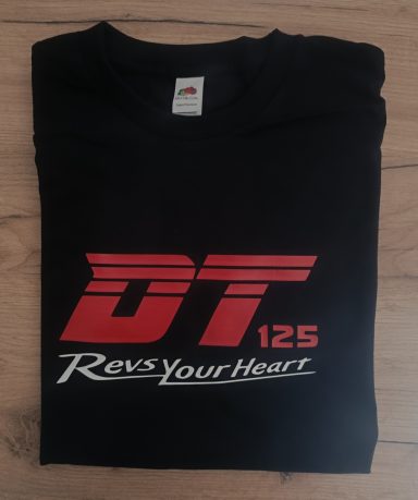 T-Shirt Yamaha DT125 Revs your Heart Schwarzes T-Shirt mit rotem "DT 125" Schriftzug und "Revs Your Heart" darunter.