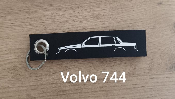 Schlüsselanhänger Volvo 744 Schwarzer Schlüsselanhänger mit silberner Volvo 744 Silhouette und Schlüsselring.