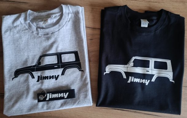 T-Shirt Suzuki Jimny Zwei T-Shirts in Grau und Schwarz mit einem Auto-Design und "Jimny"-Aufschrift.
