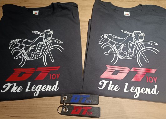 T-Shirt Yamaha DT125 10V Schwarze T-Shirts mit einem Motorrad-Design und Schriftzug "DT 10V, The Legend".