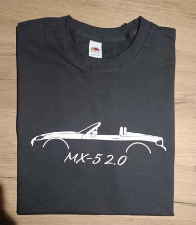 T-Shirt Mazda MX-5 NC schwarzes T-Shirt mit weißem Aufdruck eines Mazda MX5 NC Cabriolets und der Aufschrift „MX-5 2.0“.