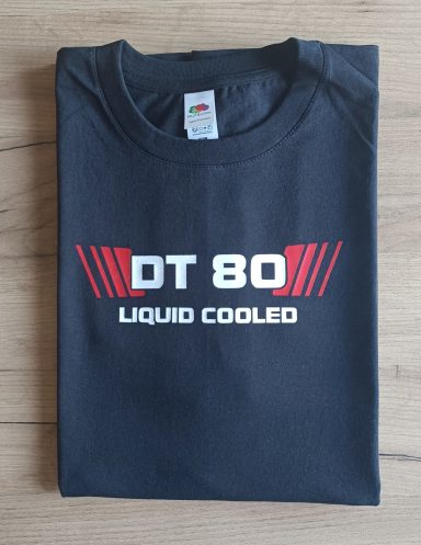 T-Shirt Yamaha DT80 LC1 Schwarzes T-Shirt mit dem Aufdruck "DT 80 Liquid Cooled" in roter Schrift.