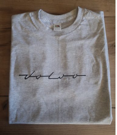 T-Shirt Volvoschriftzug Graues T-Shirt mit dem alten Volvo-Schriftzug des Volvo Amazon