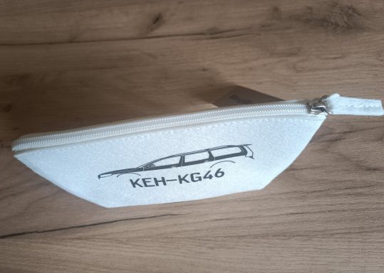 Utensilientasche fürs Handschuhfach oder Ablage Tasche in weiß mit schwarz bedrucktem Auto und aufgedruckten Kennzeichen