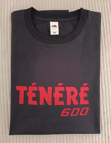 T-Shirt Yamaha XT 600 Tenere Ein schwarzes T-Shirt mit rotem Schriftzug "TÉNÉRÉ 600".